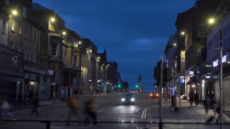 4k-Stilisierter-Zeitraffer-Einer-Belebten-Straßenkreuzung-In-Der-Abenddämmerung-In-Edinburgh-In-Schottland-Im-Vereinigten-Königreich-Mit-Vorbeifahrenden-Autos-Und-Passanten