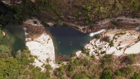 Topdown-ansicht-Von-Touristen,-Die-Am-Natürlichen-Schwimmbad-Im-Naturschutzgebiet-Cavagrande-Del-Cassibile-In-Sizilien,-Italien,-Schwimmen