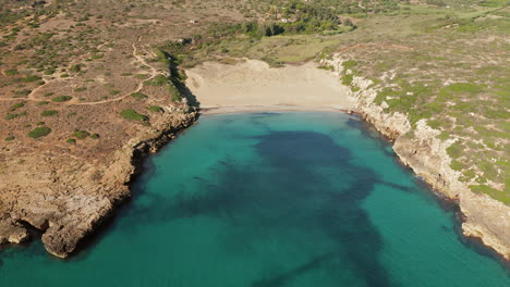 Luftaufnahme-Des-Strandes-Von-Calamosche-Im-Sommer-In-Italien---Drohnenaufnahme