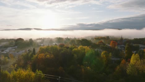 Fliegen-Sie-Am-Frühen-Morgen-In-Sherbrooke,-Quebec,-Kanada-über-Das-Leuchtende-Laub-Der-Herbstbäume
