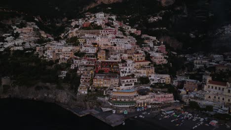 Volando-Cerca-Del-Pueblo-Del-Acantilado-De-Positano-En-El-Mar-Mediterráneo-Al-Atardecer-En-La-Costa-De-Amalfi,-Sur-De-Italia