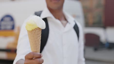 Schmelzende-Eiscreme-Metapher,-Die-Von-Einem-Srilankischen-College-Studenten-Gehalten-Wird