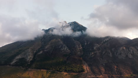Wolken-über-Felsmassivbergen-Am-Riserva-Naturale-Orientata-Monte-San-Calogero-In-Sizilien,-Metropolstadt-Palermo,-Italien