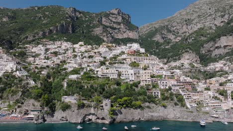 El-Pueblo-De-Positano-Está-Ubicado-En-Escarpados-Acantilados-Rocosos-En-El-Mar-Mediterráneo,-Costa-De-Amalfi,-Sur-De-Italia