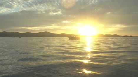 Erstaunlicher-Sonnenuntergang-Von-Zadar-Kroatien,-Goldene-Stundensonne,-Vorbeifahrendes-Boot