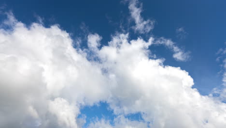 Zeitraffer-Von-Weißen-Wolken,-Die-Weggeblasen-Werden-Und-Den-Strahlend-Blauen-Himmel-Enthüllen