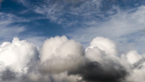 Zeitraffer-Von-Kumuluswolken,-Die-Im-Blauen-Himmel-Rollen