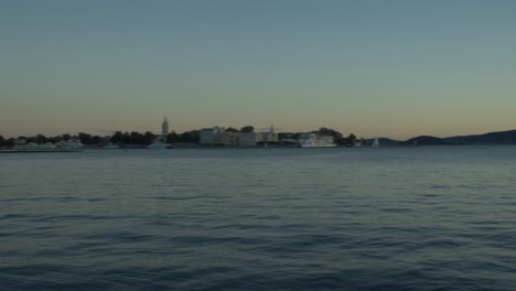 Schönster-Sonnenuntergang-In-Zadar-Kroatien,-Schwenk-Rechts-Zeigt-Sonnenuntergang-Am-Hafen