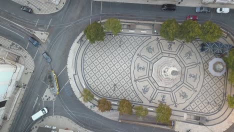 Luftbildaufnahme-Von-Oben-Nach-Unten-Vom-Platz-Von-Luis-De-Camoes,-Altstadt,-Lissabon,-Lisboa,-Portugal