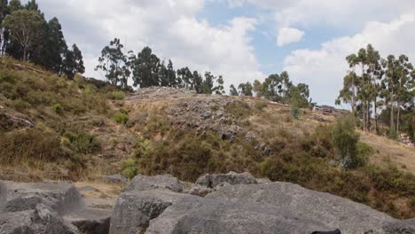 Qenqo-Geschnitzte-Felsen-Auf-Bergseite,-Peru---4k
