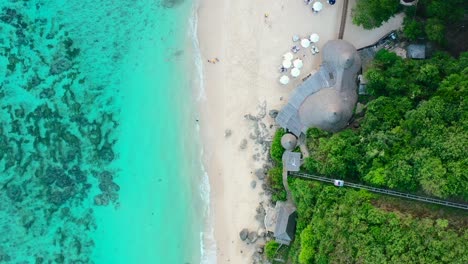 Luftaufnahme-Von-Oben-Nach-Unten-Der-Standseilbahn,-Die-Zur-Weißen-Sandküste-Des-Karma-Beach-Club-In-Uluwatu-Bali,-Indonesien,-Absteigt
