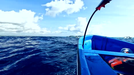 Navegando-En-Un-Bote-De-Fibra-En-Busca-De-Delfines-En-Un-Día-Soleado,-Zanzíbar