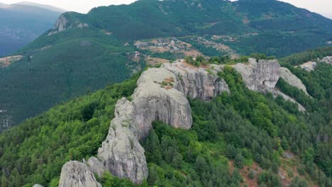 Vista-Aérea-De-Belintash---Antiguo-Santuario-Dedicado-Al-Dios-Sabazios-En-Las-Montañas-Rodope,-Bulgaria