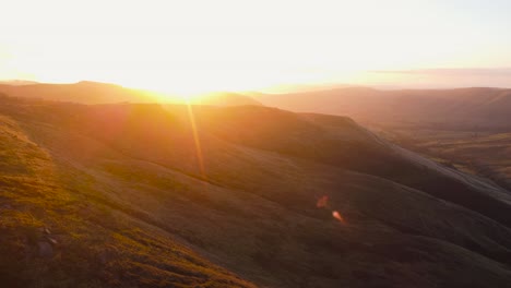 Filmischer-Drohnenflug-über-Beleuchtete-Kinder-Scout-Mountains-In-England-Bei-Goldenem-Sonnenuntergang
