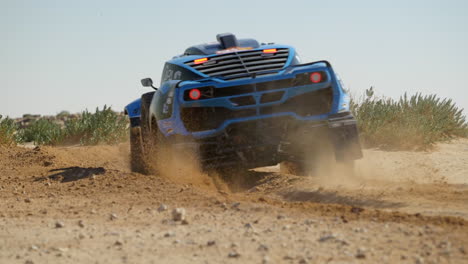 Dakar-rallye-autos,-Die-Auf-Der-Staubigen-Kurve-Der-Wüste-Rennen