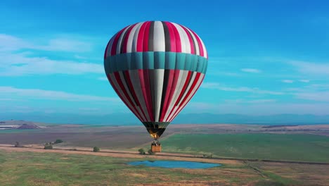 Bunter-Heißluftballon-Mit-Blauem-Himmel-Als-Hintergrund