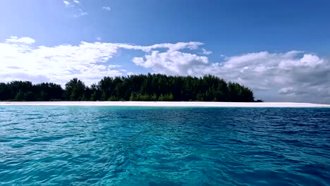 Blick-Auf-Die-Insel-Mnemba-In-Sansibar-Und-Den-Strand-Mit-Tropischem-Wasser-Von-Einem-Boot-Aus