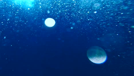 Bubble-background-view,-fast-underwater-shot-in-light-blue-tropic-water