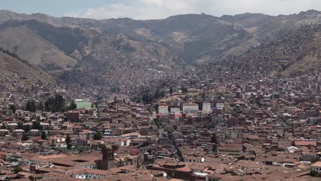 Paisaje-Urbano-De-Cusco,-Perú-Y-Montañas-De-Los-Andes---4k