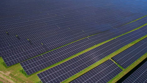 Luftbild-Einer-Großen-Solarpanel-Farm