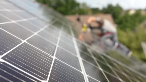 Installation-Verbraucher-Sonnenkollektoren-Hausdach,-Nachhaltige-Energie,-Grüner-Strom
