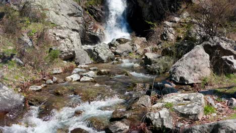 Langsame-Enthüllung-Eines-Wunderschönen-Wasserfalls,-Der-Von-Felsen-Umgeben-Ist