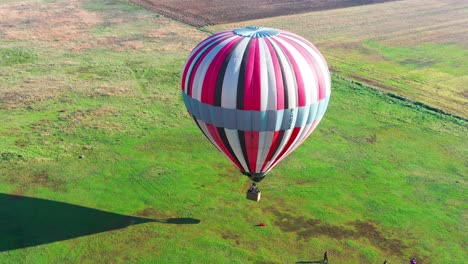 Bunter-Heißluftballon-Steigt-Langsam-In-Die-Luft