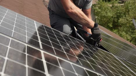 Techniker-Befestigt-Solarpanel-Am-Dach-Des-Kundenhauses,-Nachhaltige-Energie