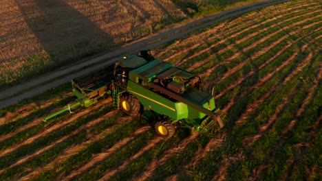 Landwirtschaftsmaschine-Im-Feld
