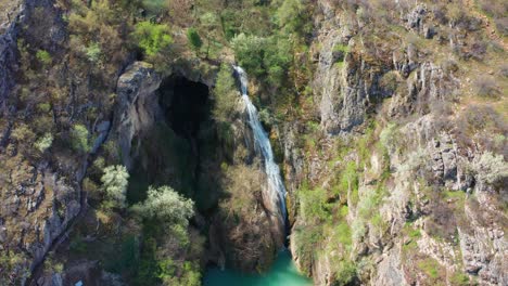 Luftaufnahme-Des-Hotnitsa-Wasserfalls-Im-Frühjahr