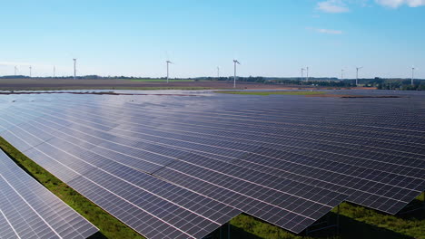 Slow-Dolly-Ansicht-Von-Links-Einer-Großen-Solaranlage-Mit-Windmühlen-Im-Hintergrund