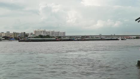 Langes-Transportboot-Im-Chao-Phraya-Fluss-In-Bangkok,-Thailand