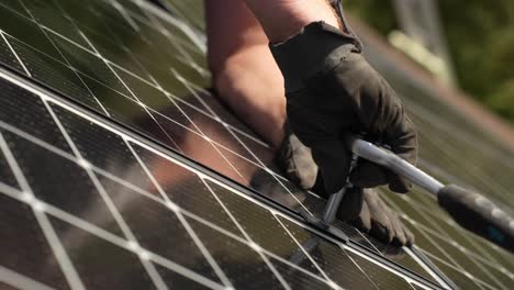 Verbraucher-Solarmodule-Handfest-Anziehen,-Nahaufnahme,-Ökostrom,-Energiewende