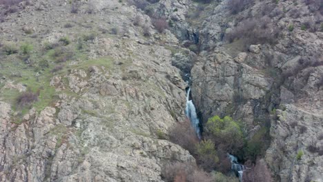 Luftaufnahme-Des-Wasserfalls-Versteckt-Zwischen-Felsen-In-Der-Nähe-Von-Sopot-Bulgarien