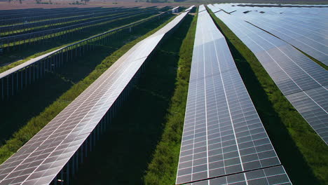 Tiefflug-über-Reihen-Von-Großen-Solarpanel-Array-Farmen