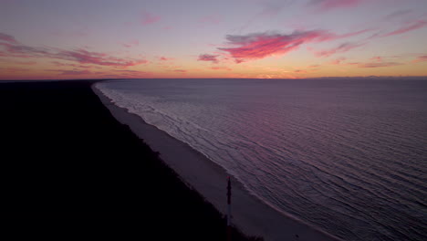 Luftaufnahme-Des-Orangefarbenen-Sonnenunterganghimmels-über-Dem-Strand-Von-Krynica-Morska,-Polen