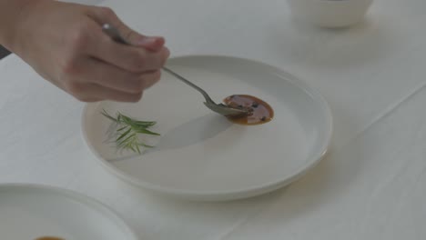 Chef-Decora-Plato-Con-Salsa,-Mesa-De-Servicio