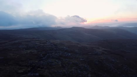 Weitwinkelaufnahme-Aus-Der-Luft-über-Die-Berge-Des-Peak-District-In-England-Während-Des-Bewölkten-Tages-Am-Abend---Panoramaaufnahme
