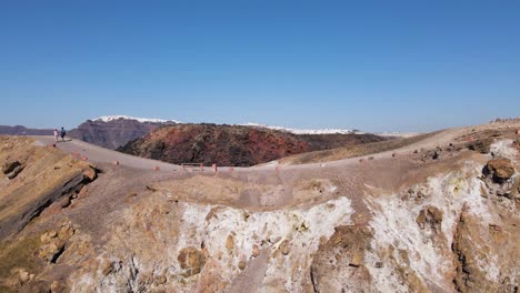 Vuelo-Vertical-Desde-El-Cráter-De-Un-Volcán-En-La-Isla-De-Santorini,-Grecia-En-Cámara-Lenta