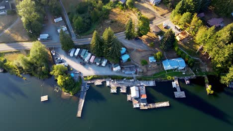 Eine-Luftaufnahme-Eines-Wunderschönen-Mineralsee-Resorts-In-Mineral-Washington-In-Der-Tageszeit