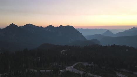 Eine-Luftaufnahme-Der-Wunderschönen-Berglandschaft-Im-Mount-Rainier-National-Park-Im-Bundesstaat-Washington