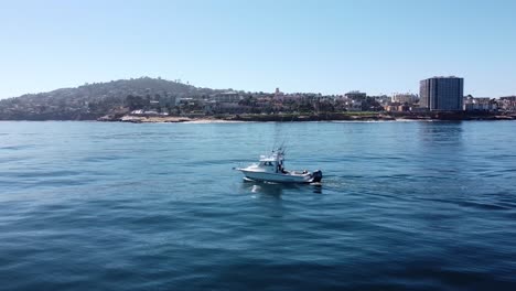 Drone-flys-over-parker-boat-in-La-Jolla-Shores