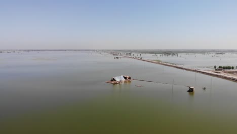 Luftaufnahme-Der-überschwemmten-Landschaft-In-Pakistan-Mit-Blick-Auf-Ein-Provisorisches-Zelt