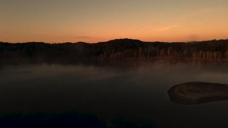Sonnenaufgang-über-Warmem-Wasser-An-Einem-Kleinen-See
