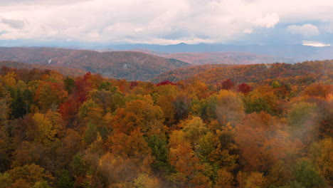 Schöne-Herbstfarben-In-Einem-Wald-In-Vermont,-Neuengland,-Gesehen-Von-Einer-Schönen-Luftaufnahme