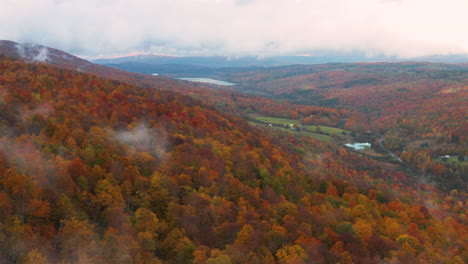 Fog-emanating-from-the-gorgeous-colorful-hills-in-Vermont,-New-England-in-the-Fall-time