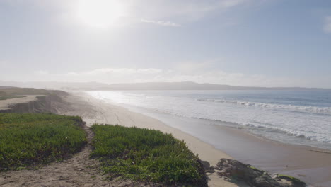 Zeitlupenschwenk-Eines-Sonnigen-Tages-Am-Marina-State-Beach-Monterey-Bay-Kalifornien-Mit-Rollenden-Meereswellen-An-Einem-Sandstrand