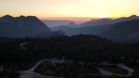 Drohne-Fängt-Eine-Luftaufnahme-Der-Sonne-Ein,-Die-Vom-Horizont-Aufsteigt-Und-Den-Rainier-nationalpark-Im-Staat-Washington-Einfährt