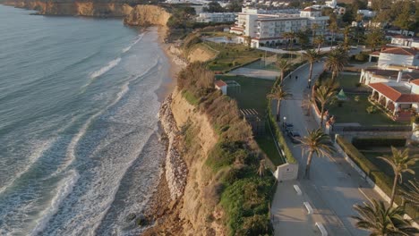 Wunderschöne-Luftaufnahme-Des-Strandes-Mit-Einer-Drohne-Der-Wunderschönen-Küstenstadt-Conil-De-La-Frontera