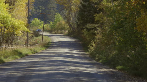 Coche-Conduciendo-Por-Una-Carretera-Rural-En-Montana-4k